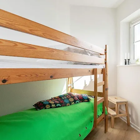 4 Person In Apartment *
